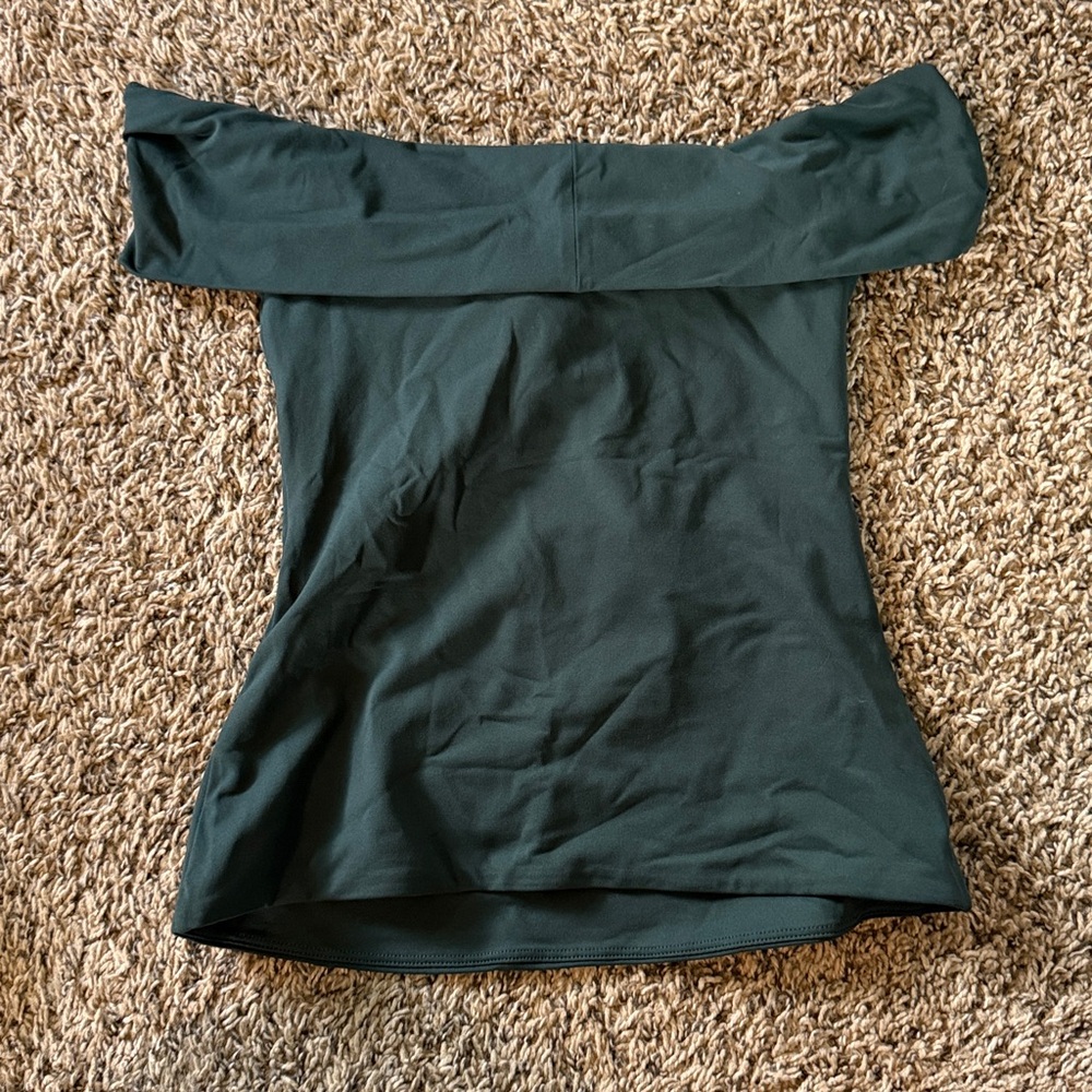 Twist off shoulder contour top - Picture 2 of 3